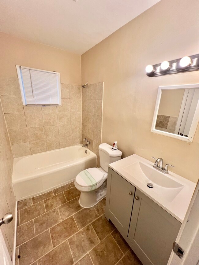 Building Photo - 1528 Pineview Terrace SW