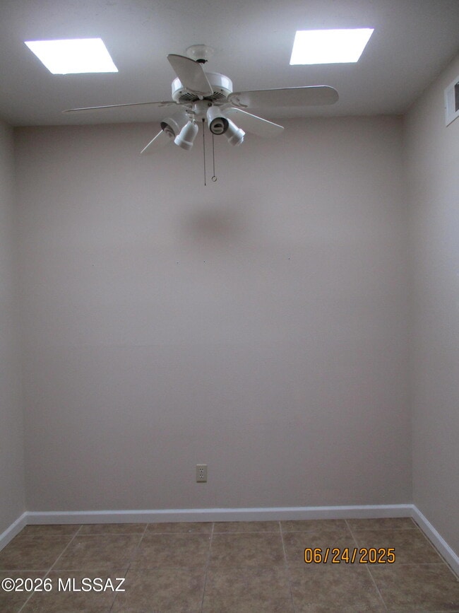 Building Photo - 8134 E Daniella Ln