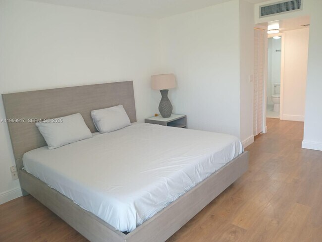 Building Photo - 20400 W Country Club Dr