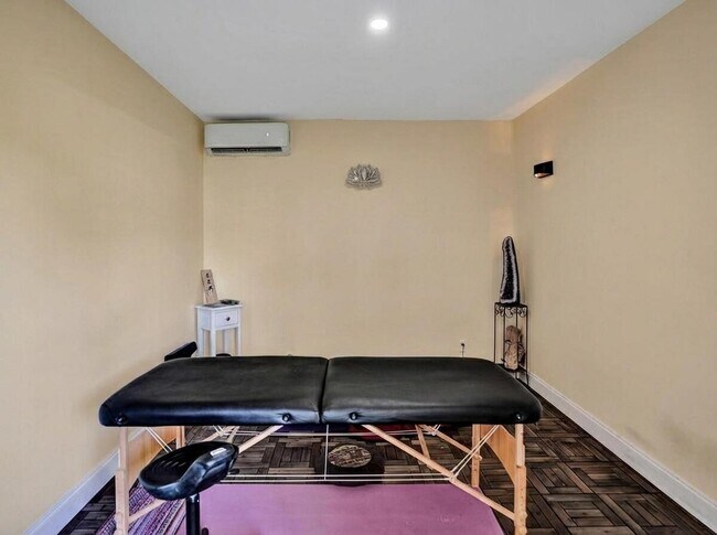 Building Photo - 2099 NE 4th Ct