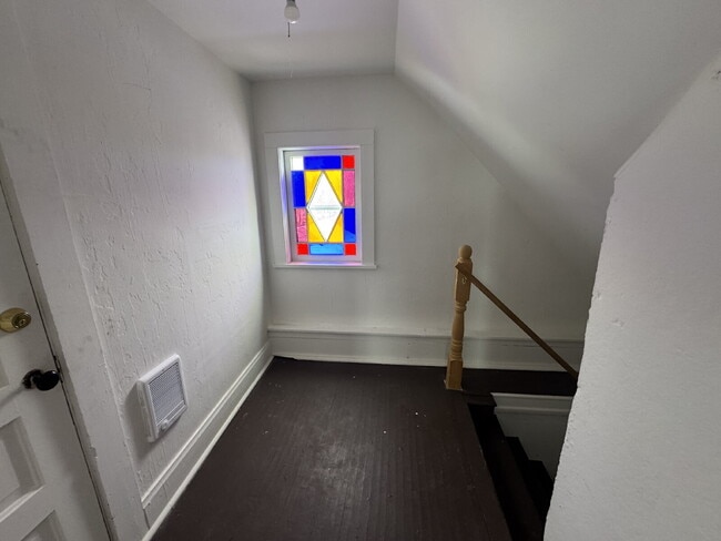 Building Photo - Upper level 3-Bed Duplex with Hardwood Elegance & 2 Baths in North Minneapolis!