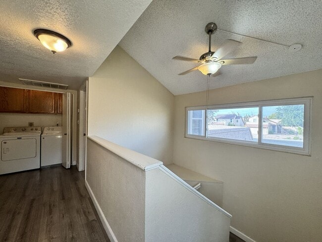 Building Photo - Great 3 bedroom 2 bath culdesac lot with fireplace