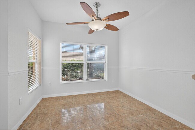 Building Photo - 513 Talia Cir