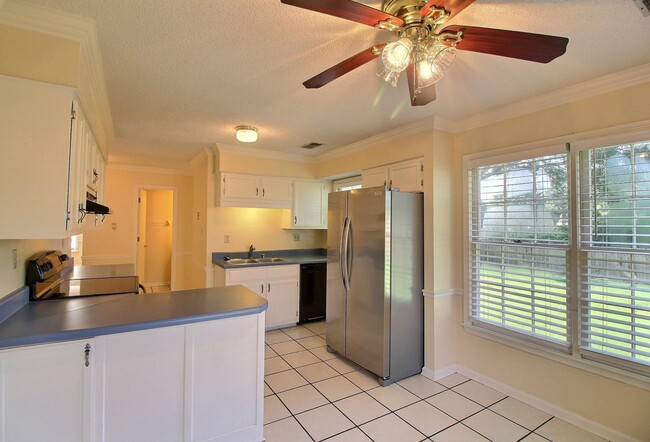 Building Photo - 383 E Valleywood Dr