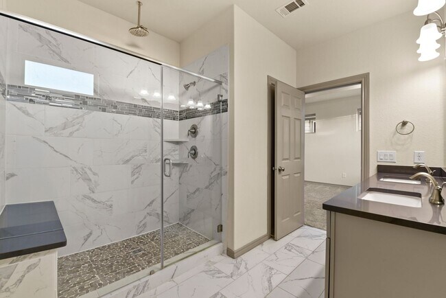 Building Photo - Spacious 4BR/3.5BA Home with In-Law Suite ...