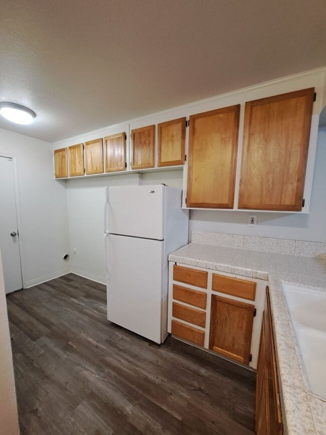 Building Photo - Charming 2-Bedroom Townhome in Fresno – Spacious Layout, Modern Kitchen & Community Amenities!
