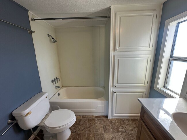 Building Photo - 3 bedroom, 2 bath home in Rexburg