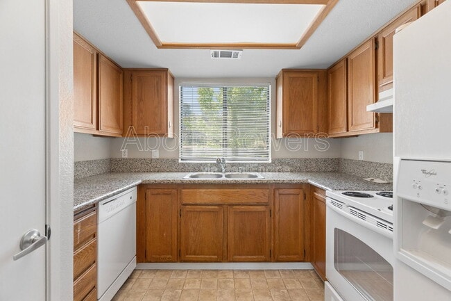 Building Photo - 3180 Country Club Dr