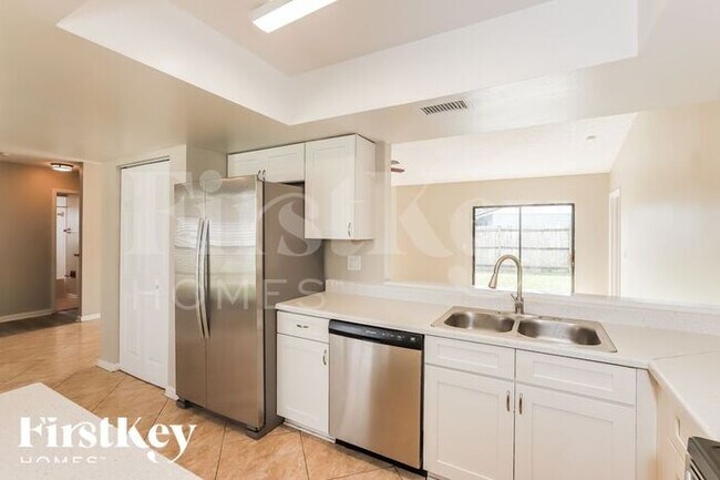 Building Photo - 6802 Rosemary Dr