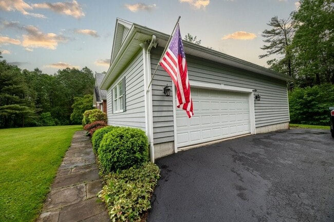 Building Photo - 5 Arrowood Ln