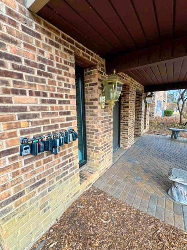 Building Photo - 675 Grove Terrace