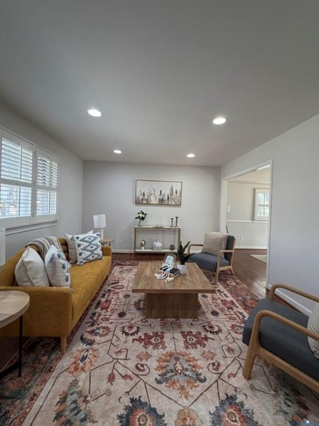 Building Photo - Spacious 4 bedroom, 3 bath Rancher