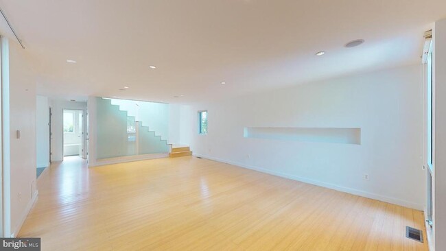 Building Photo - 213 E Raymond Ave