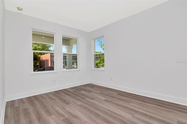Building Photo - 402 E Oak Ave