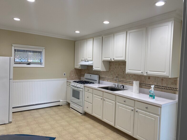 Building Photo - 6 Birch Hill Rd