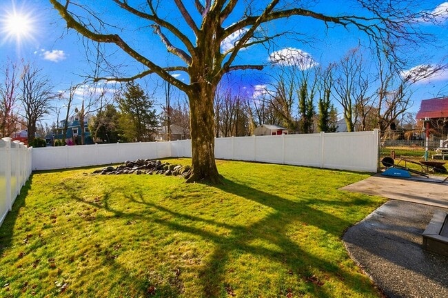 Building Photo - 15 Buckingham St