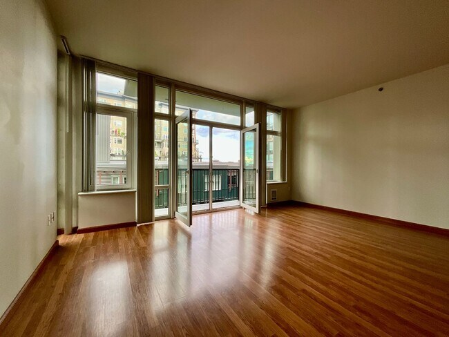 Building Photo - Urban 1-Bedroom Apartment in Downtown Seattle