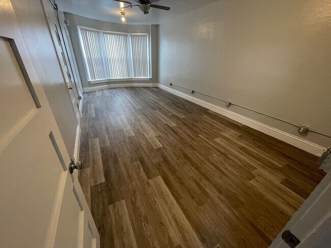 Building Photo - Large updated 2 bedroom apartment