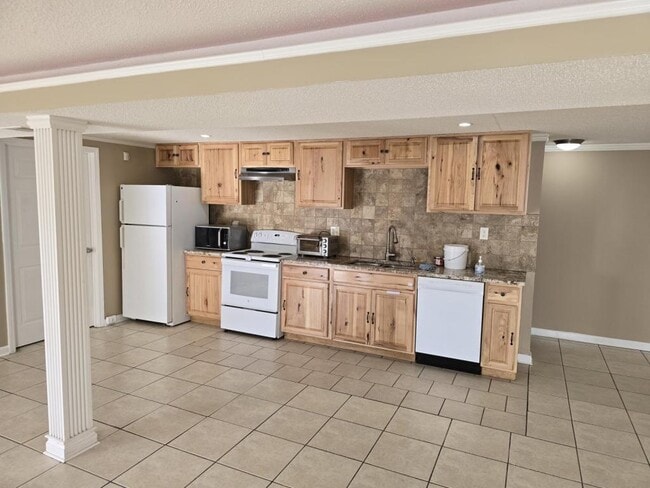 Building Photo - 4909 NE 78th St