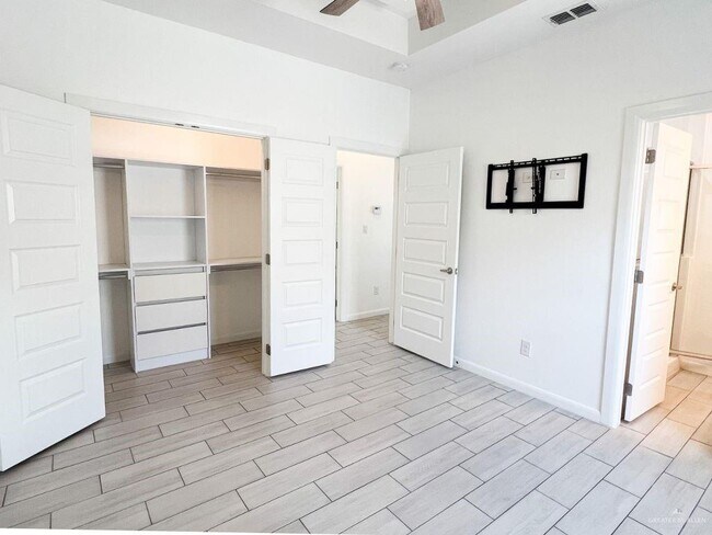 Building Photo - 7 West Dr