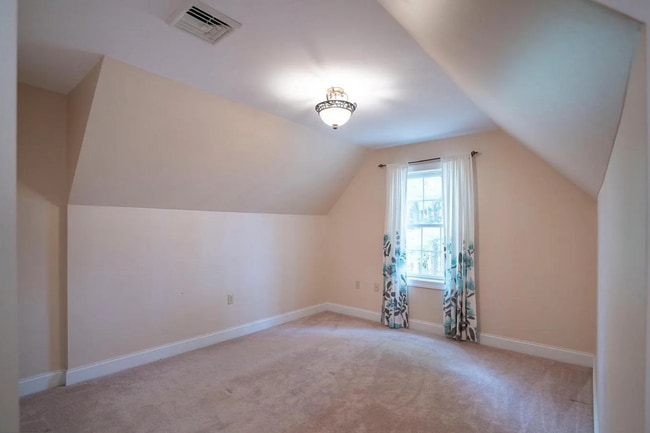 Building Photo - 4 Bedroom House For Rent
