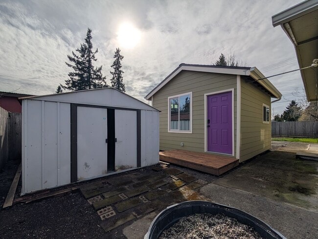 Building Photo - Great 4bed/1.5 bath home with bonus space and additonal storage