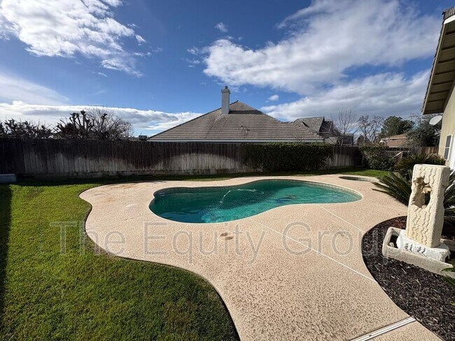 Building Photo - 540 W Birch Ct