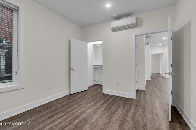 Building Photo - 521 Lake Ave