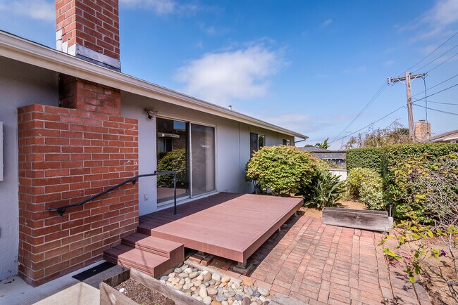 Building Photo - 3 bedroom house on large lot