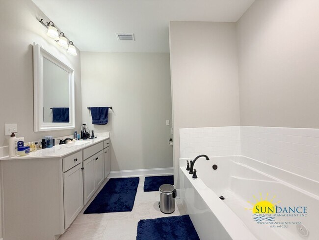 Building Photo - Stunning Shalimar 4 Bedroom / 3 Full Bathroom Home with Solar Energy Efficiency!