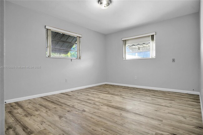 Building Photo - 16530 NE 11th Ave