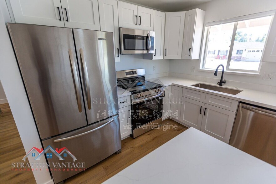 Building Photo - 4826 E Avalon Dr