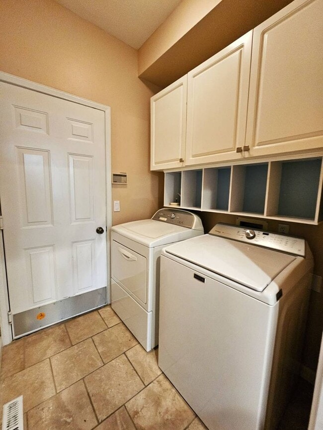 Building Photo - Beautiful 3 Bed 2.5 Bath Townhome in Beaut...