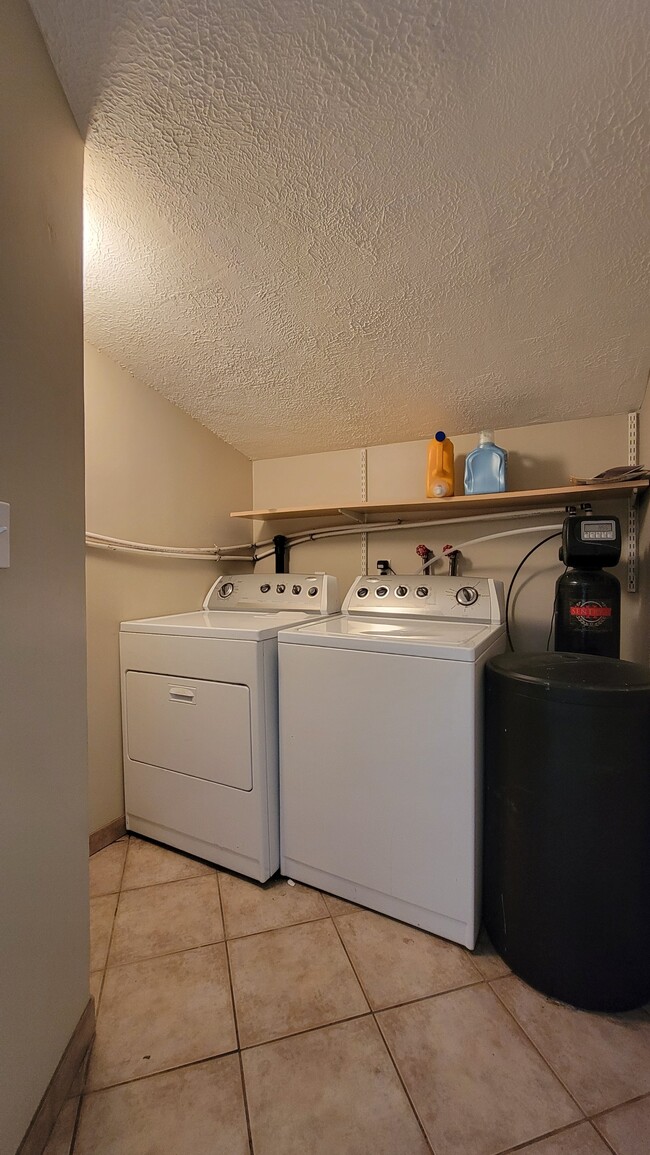 Building Photo - 1107 Topaz Dr