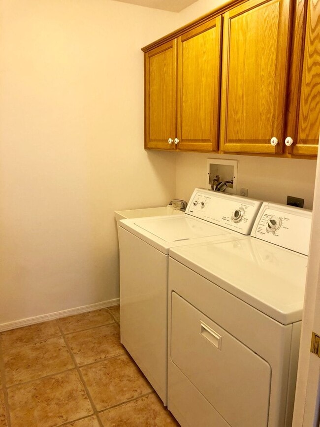 Building Photo - Great Home 3 Bedroom Home in Beautiful Nei...