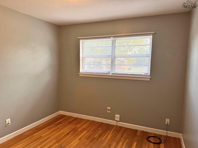 Building Photo - 405 Vaughn St