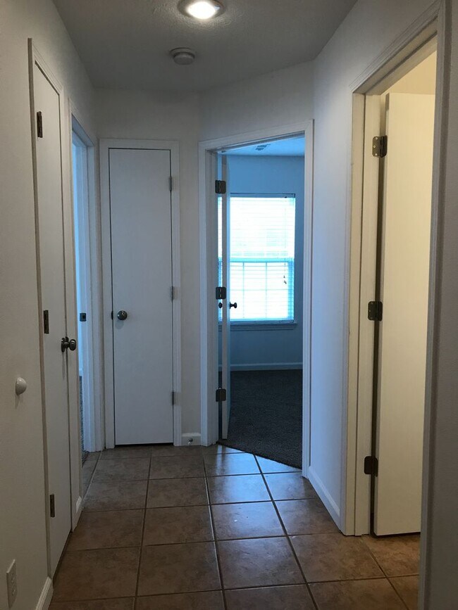 Building Photo - Wonderful 3 Bedroom 2 Bath Ranch