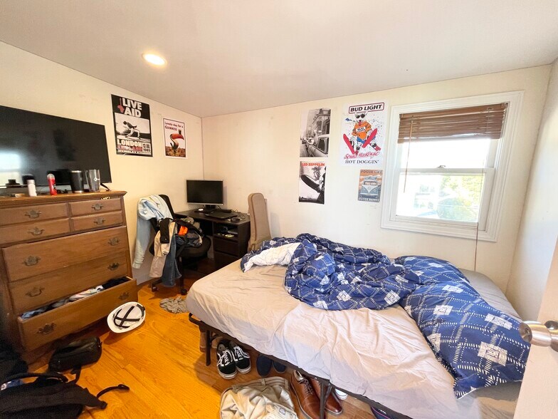 Building Photo - 7 Iroquois St