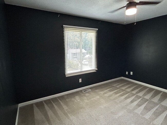 Building Photo - Wonderful 4 bed, 2.5 bath Single Family Ho...