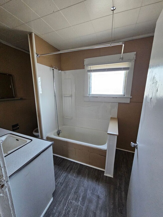 Building Photo - 706 Spring St