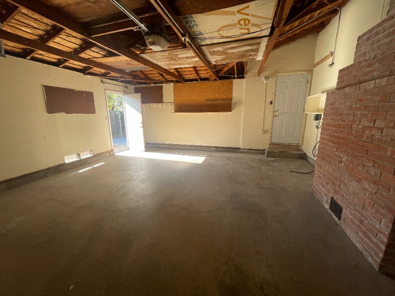 Building Photo - 6630 Greenhaven Dr