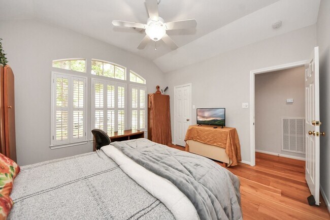 Building Photo - 19 Wild Meadow Ct