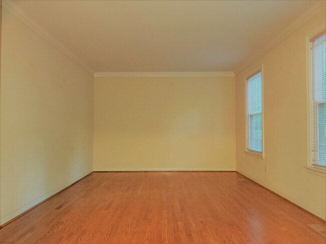 Building Photo - Huge 5 bedroom upgraded Colonial with larg...