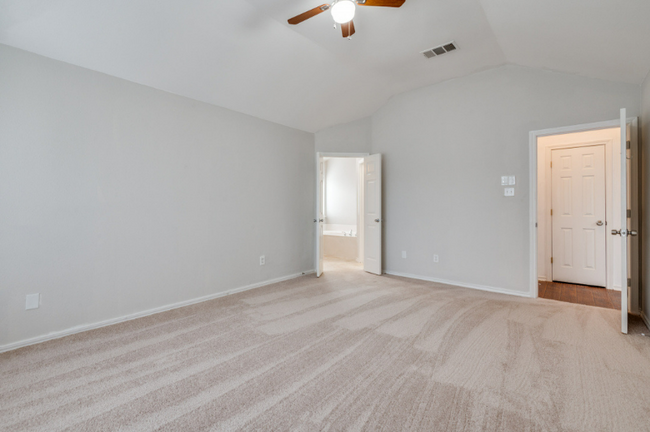 Building Photo - 910 Harwood Ct