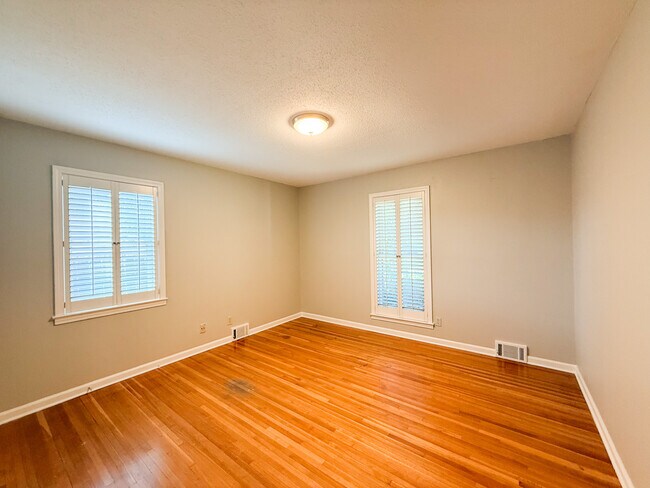 Building Photo - 5305 Oak Meadow Ave