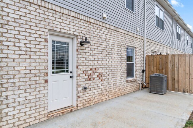 Building Photo - Pet Friendly Three Bedroom!