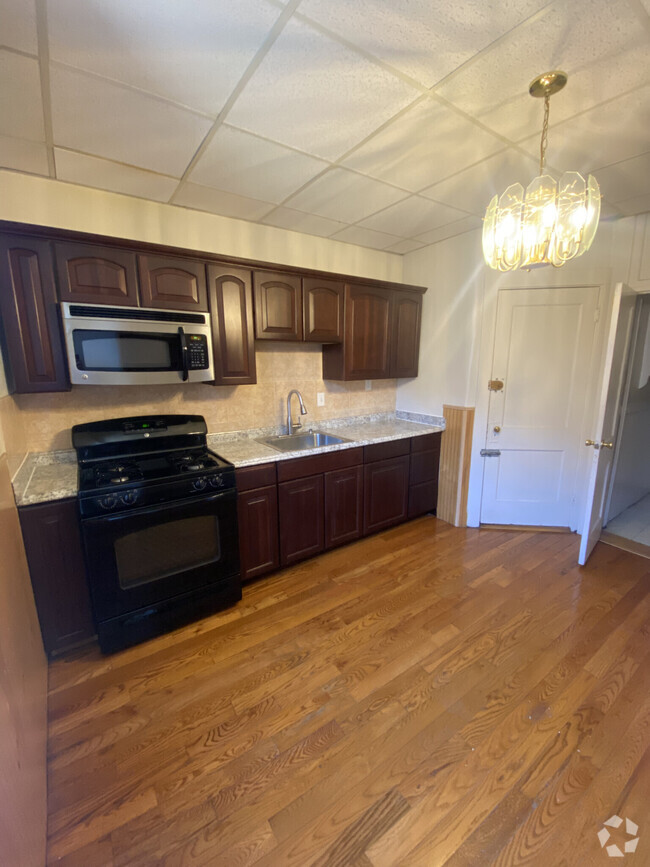 Building Photo - 378 Riverway