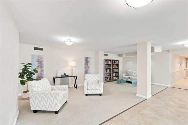 Building Photo - 707 S Gulfstream Ave