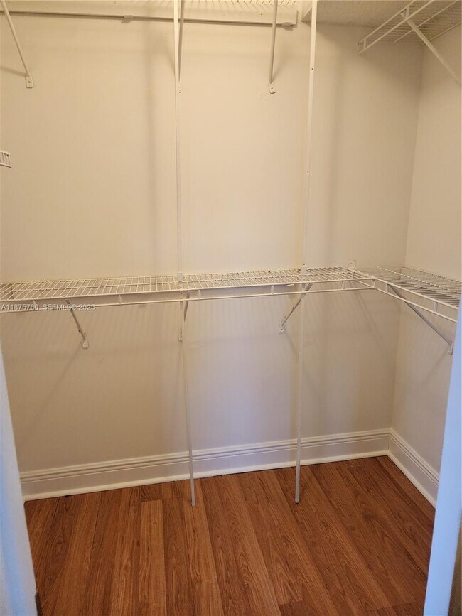 Building Photo - 681 S Hollybrook Dr