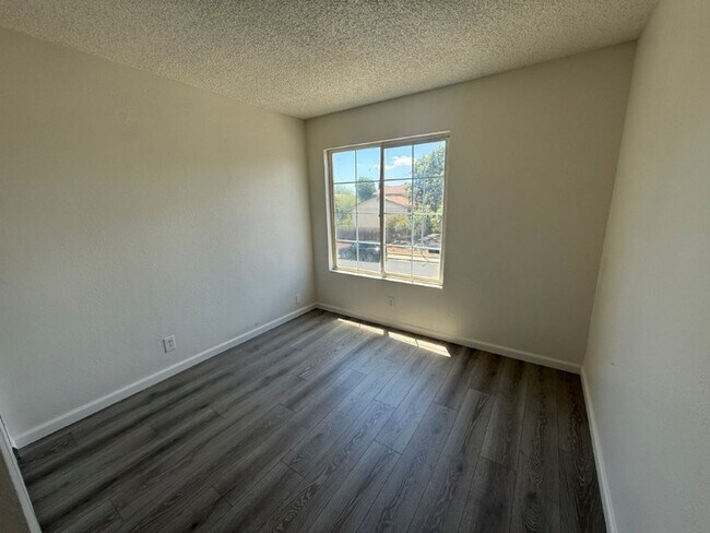 Building Photo - Rare Remodeled 5 Bedroom 2.5 Bath Tri Level in Vacaville
